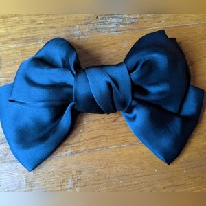 Hair bow.